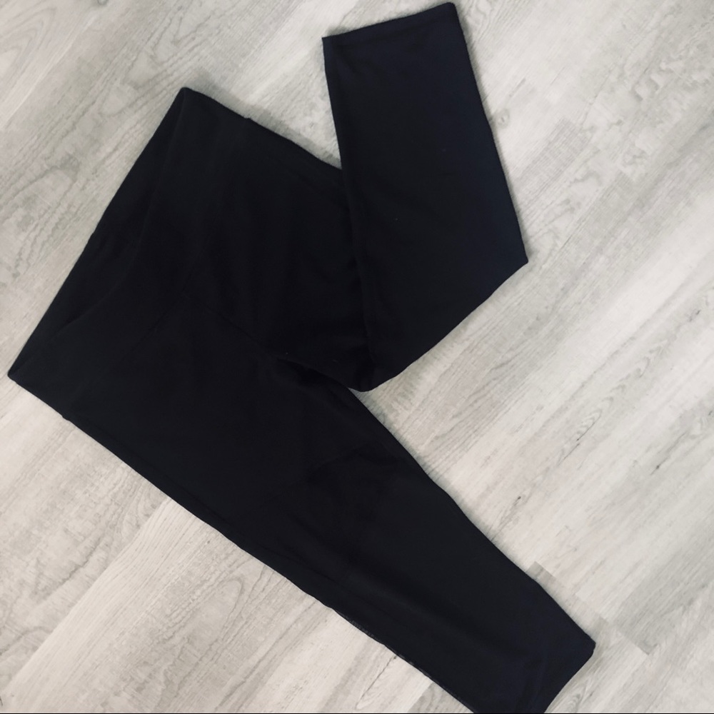 Aeropostale Capri Leggings with Mesh Cutouts